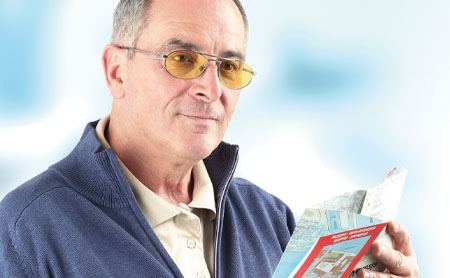Mann mit Brille und AMD Comfort Gläser